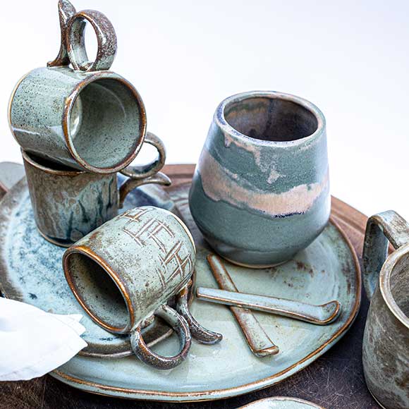 xícaras feitas pelo atelier Tōki Dō