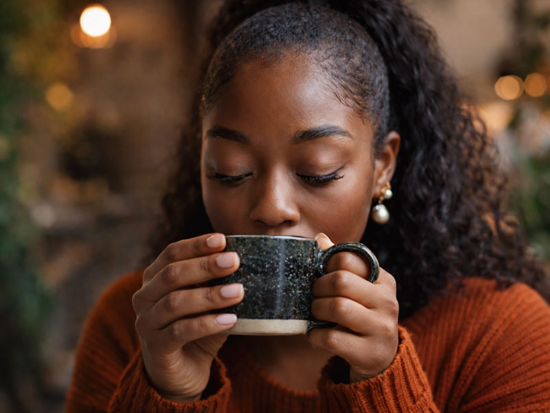 mulher com cerâmica personalizada para cafeteria